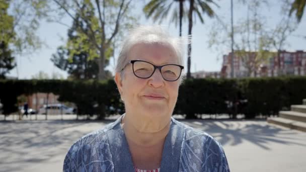 Μεγαλύτερη Γυναίκα Γκρίζα Μαλλιά Θέτει Θετική Στάση Στέκεται Στο Πάρκο — Αρχείο Βίντεο