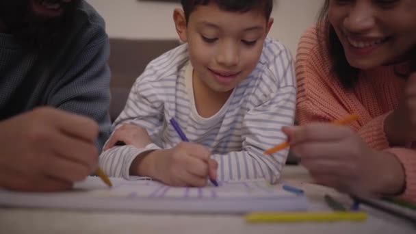 Latin Anne Babayı Seven Oğullarına Evde Renkli Kalemlerle Resim Yapmayı — Stok video
