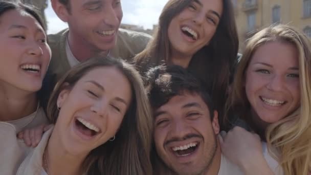 Mobilní Selfie Skupiny Mladých Multietnických Krásných Přátel Baví Společně Venku — Stock video