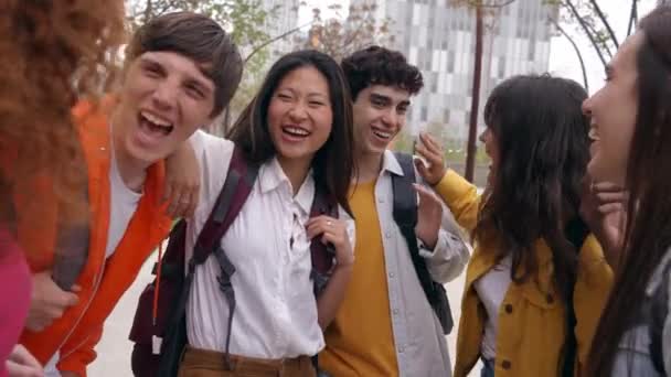Назад Школу Счастливые Молодые Подростки Разнообразная Группа Студентов Веселящихся Смеющихся — стоковое видео
