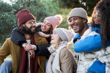 Neşeli bir grup güler yüzlü arkadaş kışı dışarıda geçirir. Gençler güneşli bir günde parkta birlikte eğleniyorlar. Tatil partisinin tadını çıkarıyorlar. Arkadaşlık, ilişkiler ve mutluluk kavramı.