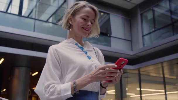 Fröhliche Blonde Kaukasische Geschäftsfrau Mittleren Alters Plaudert Auf Mobilen Außenbüros — Stockvideo