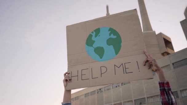 一个身份不明的人拿着一张海报 在街头抗议气候变化时帮助我认领 慢动作优质Fullhd影片 — 图库视频影像