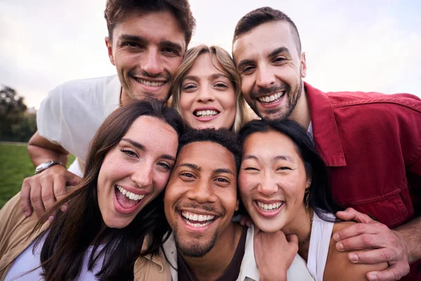 Portretul Unui Grup Prieteni Multi Rasiali Fericiți Care Distrează Aer — Fotografie, imagine de stoc