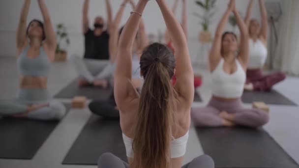Grupo Diversos Jóvenes Fitness Que Practican Ejercicios Instructor Yoga Interiores — Vídeos de Stock