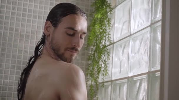 Kafkasyalı Uzun Saçlı Adam Duşta Omuzdan Yüze Rahatlarken Derisini Temizliyor — Stok video