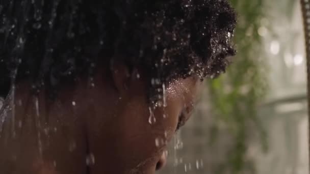 Закройте Лицо Молодой Афроамериканке Принимающей Расслабляющий Душ Дома Взрослая Темнокожая — стоковое видео