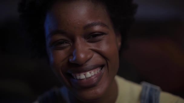 Nahaufnahme Der Schönen Jungen Afroamerikanerin Die Glücklich Lacht Schwarze Afro — Stockvideo