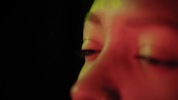 Närbild Kvinna Ögon Färgglada Neon Ljus Reflektion Snygg Afroamerikansk Flicka — Stockvideo