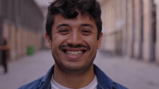 Cerca Cara Feliz Joven Latino Feliz Sonriendo Calle Hombres Con — Vídeos de Stock