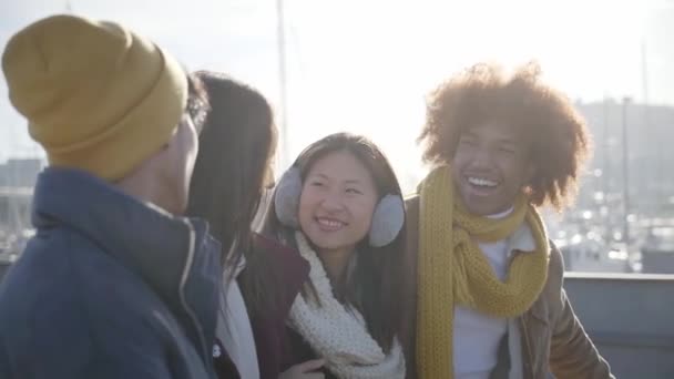 Закрыть Счастливые Группы Друзей Ходить Смеясь Весело Солнечный Мульти Этнические — стоковое видео