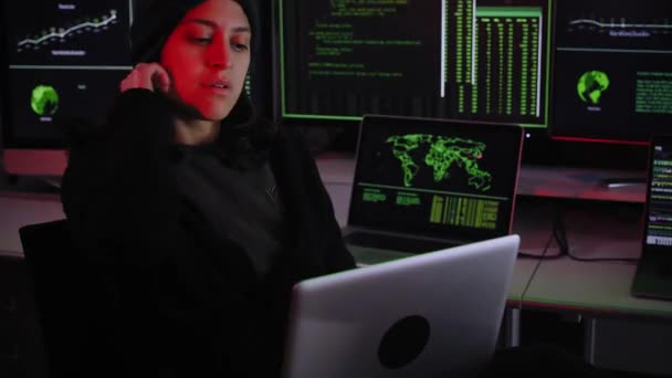 Eine Eigenwillige Junge Erwachsene Hackerin Organisiert Mit Ihrem Laptop Einen — Stockvideo