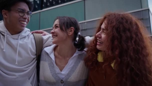 Selfie Wielorasowej Grupy Młodych Szczęśliwych Studentów Śmiejących Się Czterech Przyjaciół — Wideo stockowe