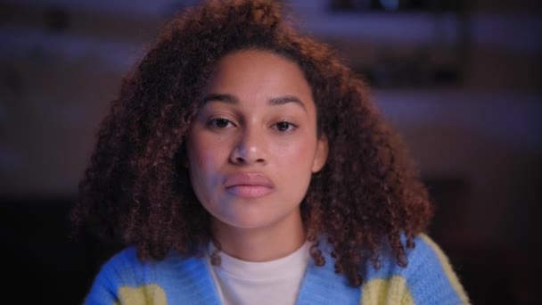 심각한 여자의 클로즈업 초상화 아프리카계 미국인 소녀는 카메라를 진지하게 있습니다 — 비디오