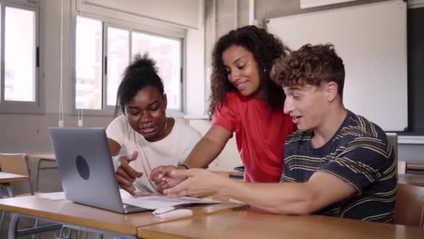 Группа Жизнерадостных Молодых Многорасовых Студентов Использующих Ноутбук Рассказывает Проекте Выпускного — стоковое видео