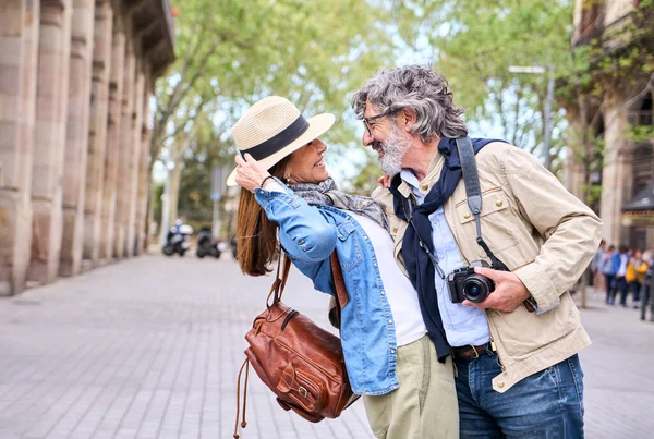 Amare Coppia Matura Abbracciare Guardare Atteggiamento Romantico All Aperto Città — Foto Stock