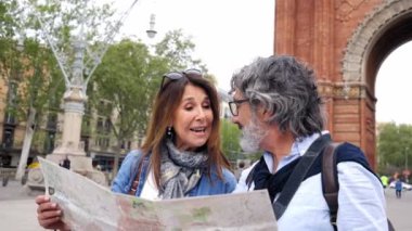 Olgun evlilik kağıt harita turist meydanındaki güzel şehre yoğunlaşır. Tatil turizmine çıkmış 60 'lı yaşlarda sıradan bir çift güneşli açık havada bir sonraki turistik yeri arıyor. Emeklilikte tatil.