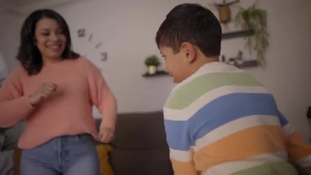Молода Мама Маленький Син Латиноамериканці Танцюють Затишній Вітальні Вдома Щасливі — стокове відео
