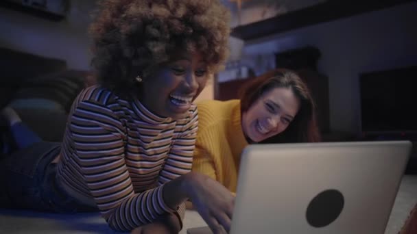 노트북을 소녀의 다인종 네트워킹을 즐기는 아늑한 카펫에 긍정적인 동성애 — 비디오