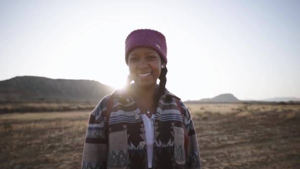 Gülümseyen Genç Sırt Çantalı Örgüler Çölde Güneşli Bir Günün Tadını — Stok video