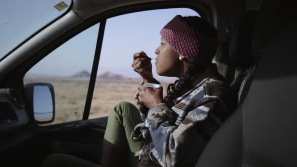 Молода Африканська Дівчина Тихо Їсть Йогуртові Закуски Всередині Кемпера Чорношкіра — стокове відео