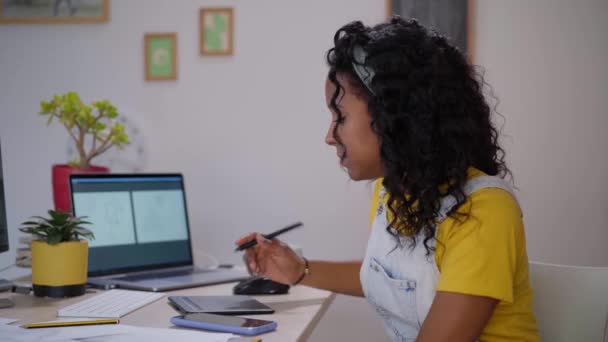 Widok Boku Młodej Afroamerykanki Koncentrującej Się Pracy Komputera Domu Poważny — Wideo stockowe