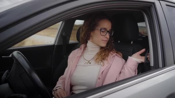 벨트에 심각한 표현과 코카서스 여성의 운전석에 집중된 안경을 사람들과 — 비디오
