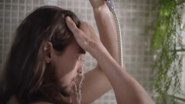 집에서 편안한 샤워를 즐기는 화장실에서 아침에 일상적인 위생의 — 비디오