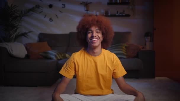 집에서 거실에서 초상화 아프리카계 미국인 카메라에서 긍정적 행복한 아프로 사람들과 — 비디오