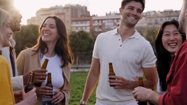 Çok Irklı Arkadaşlar Dışarıda Bira Içerken Sohbet Ediyorlar Bir Grup — Stok video