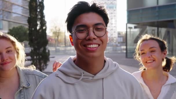 Ritratto Tre Giovani Studenti Universitari Multirazziali Sorridenti Amici Felici Abbracciare — Video Stock