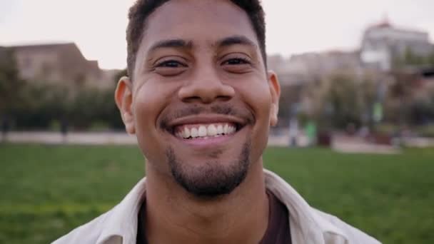 Snygg Glad Afroamerikansk Skäggig Man Porträtt Glad Ung Man Som — Stockvideo
