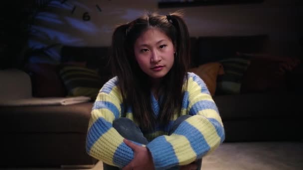 집에서 거실에 심각한 아시아 여자의 초상화 중국인 소녀는 카메라를 진지하게 — 비디오
