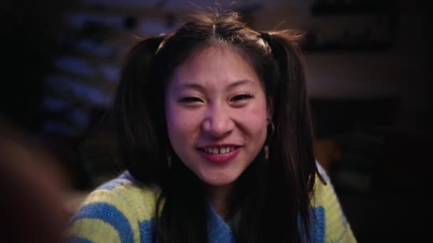 Spännande Asiatisk Trevlig Kvinna Gör Videosamtal Telefon Vardagsrummet Natten Ung — Stockvideo