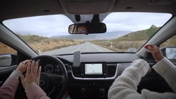 Feliz Pareja Mujeres Jóvenes Multirraciales Conduciendo Carretera Secundaria Turista Cantando — Vídeos de Stock