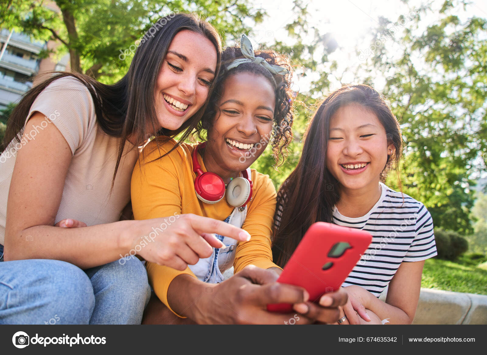 Amigos meninas ao ar livre e smartphone para conexão de jogos