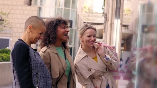 Tre Skrattande Medelålders Glada Kvinnor Tittar Shopping Fönster Display Glad — Stockvideo