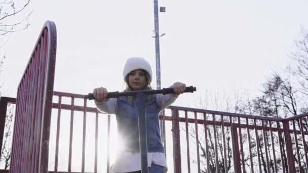 Biały Chłopczyk Patrzący Radośnie Kamerę Placu Zabaw Deskorolce Happy Dziecko — Wideo stockowe