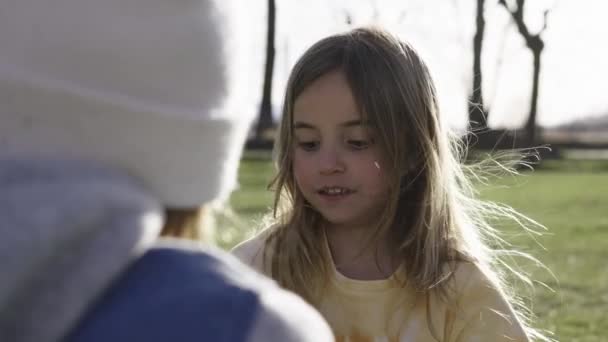 Kafkas Kardeşler Dışarıda Çırpma Oyunu Oynuyorlar Küçük Çocuklar Güneşli Bir — Stok video