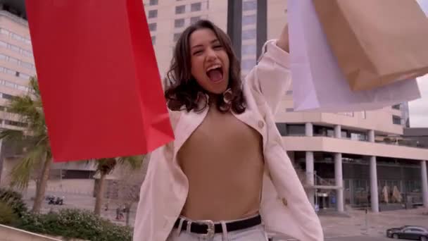 Jonge Volwassen Latina Vrouw Opgewonden Houden Boodschappentassen Buiten Winkelcentrum Mooie — Stockvideo