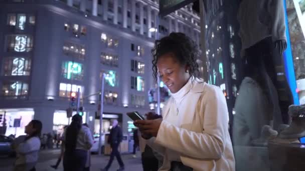 Młoda Latynoska Kobieta Czeka Swoją Randkę Oświetlonym Zimowym Centrum Miasta — Wideo stockowe