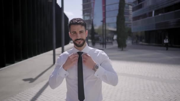 Atraente Jovem Adulto Confiante Muçulmano Homem Negócios Posando Sorrindo Fora — Vídeo de Stock