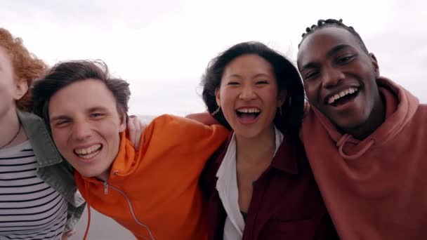 Velcí Multietničtí Mladí Přátelé Smějící Venku Spoutaní Studenti Objímají Vzrušeně — Stock video