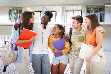 Zombi nesli öğrencilerden oluşan bir grup üniversite yerleşim kampüsünde sarılıp dışarıda yürüyor. Gülüyorlar ve klasörleri tutuyorlar. Neşeli, çok ırklı bir takım..