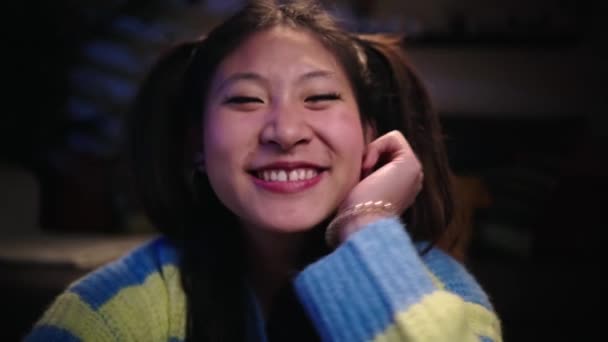 아시아 여자의 클로즈업 초상화 중국의 Flirtatious Female Laughing Camera 기대는 — 비디오