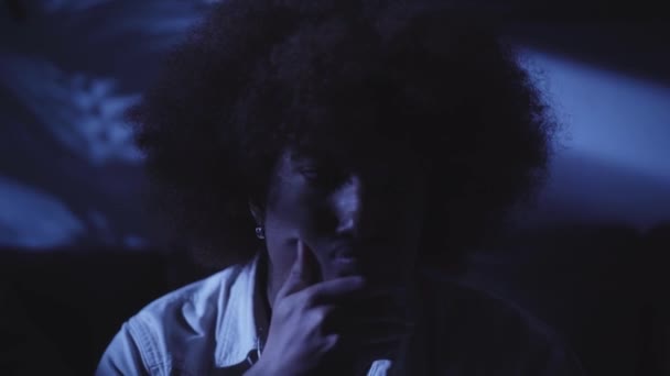 Крупним Планом Обличчя Молодого Афро Самця Який Страждає Від Депресії — стокове відео