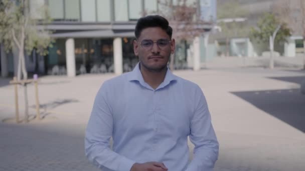 Portrait Jeune Homme Affaires Latino Adulte Commercial Extérieur Centre Bureau — Video