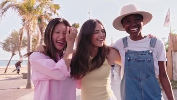 Tři Šťastné Multiraciální Mladé Krásné Dívky Užívají Den Spolu Objímání — Stock video