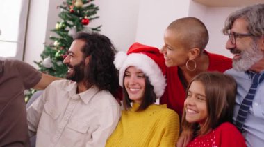 Kafkasyalı çok nesilli ailenin kapalı bir portresi oturma odasında toplandı ve Noel 'i evde birlikte kutladı. Mutlu insanlar, mutlu bir gülümsemeyle kış tatilinin tadını çıkarıyorlar.