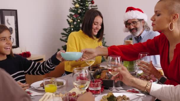 Grappige Familie Bijeenkomst Vieren Kerstvakantie Samen Aan Feestelijke Tafel Mensen — Stockvideo